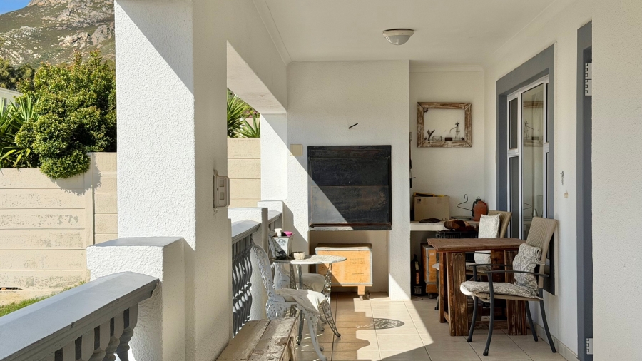 5 Bedroom Property for Sale in Mountainside Western Cape